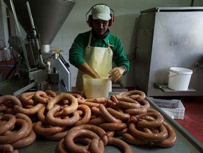 Un trabajador elabora chorizos en una f&aacute;brica de Extremadura. 