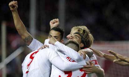 Los jugadores del Sevilla celebran el primer gol 