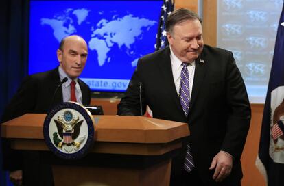 Pompeo y Elliott Abrams durante una conferencia de prensa.