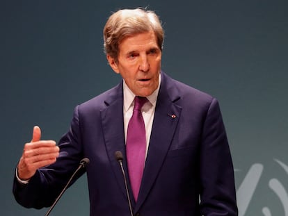 El Enviado Presidencial Especial de Estados Unidos para el Clima, John Kerry, habla durante una rueda de prensa en la última Conferencia de las Naciones Unidas sobre Cambio Climático (COP28) en Dubai.