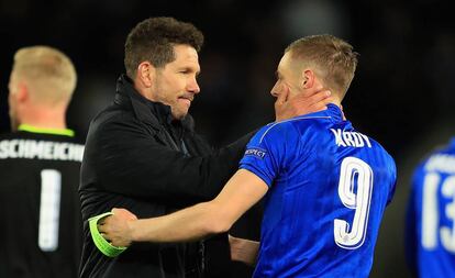 Simeone saluda a Vardy al acabar el Leceister-Atlético.