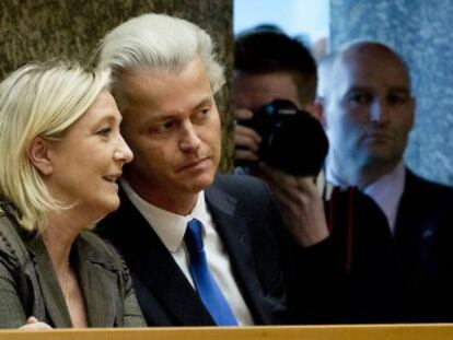 Le Pen y Wilders, en La Haya, hoy.