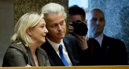 Le Pen y Wilders, en La Haya, hoy.