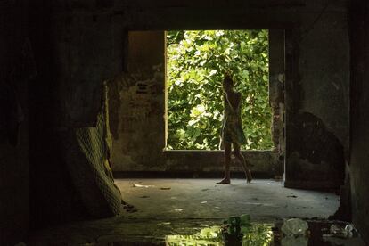 Moradora da favela em um dos corredores do edifício abandonado do IBGE. Favela da Mangueira, Rio de Janeiro. Cerca de 51% dos membros da comunidade da favela conhece alguma mulher que sofreu violência doméstica.