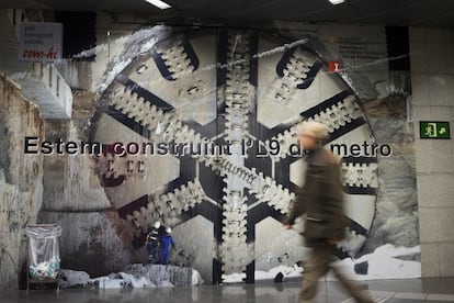 Publicidad de la Línea 9 de Metro en la estación de Lesseps.