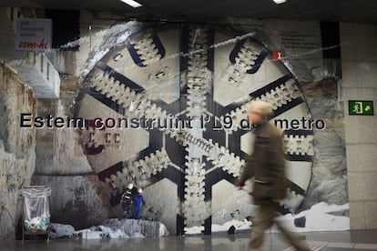 Publicidad de la L&iacute;nea 9 de Metro en la estaci&oacute;n de Lesseps.