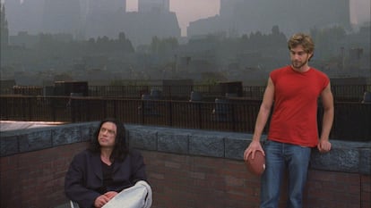 'The Room' (2003). La peor película del siglo XXI para casi todos los listados. Absurda, sin sentido, mal actuada... Todo, obra de Tommy Wiseau (izquierda en la foto), reconvertido en autor de culto por tamaña cutrez.