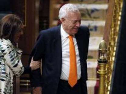 La portavoz parlamentaria socialista, Soraya Rodríguez (i), y el ministro de Asuntos Exteriores y Cooperación, José Manuel García-Margallo (d), durante el pleno que debate el proyecto de Presupuestos Generales del Estado para 2014, en el Congreso de los Diputados.