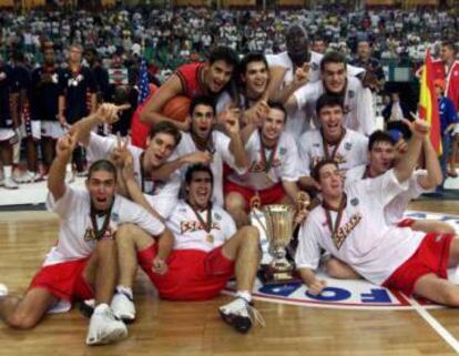 Los campeones del Mundo junior en 1999. Detrás y de izquierda a derecha: Germán Gabriel, Felipe Reyes, Souleymane Drame y Félix Herráez; en medio: Pau Gasol, Juan Carlos Navarro, Raúl López, Julio González y Cesc Cabeza; y tumbados: Berni Rodríguez, Carlos Cabezas y Antonio Bueno.