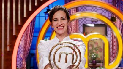 La actriz Laura Londoño, con el trofeo de 'MasterChef Celebrity 8'.