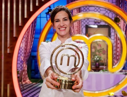 La actriz Laura Londoño, con el trofeo de 'MasterChef Celebrity 8'.