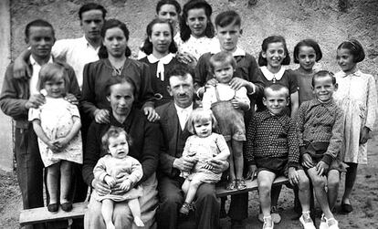 Boal (Oviedo). El matrimonio García-López, premio Nacional de Natalidad, con sus 16 hijos vivos de los 19 nacidos en 20 años de matrimonio.