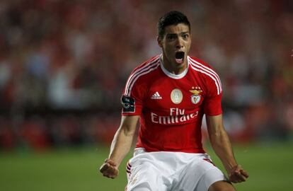 Raúl Jiménez celebra un gol con el Benfica.