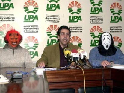 Fernando Moraleda y dos granjeros encapuchados, en la rueda de prensa celebrada ayer.