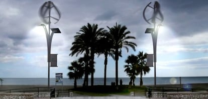 Farolas con mini-aerogeneradores y placas fotovoltáicas, en la playa de la Misericordia (Málaga).