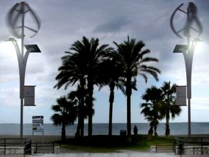 Farolas con mini-aerogeneradores y placas fotovoltáicas, en la playa de la Misericordia (Málaga).