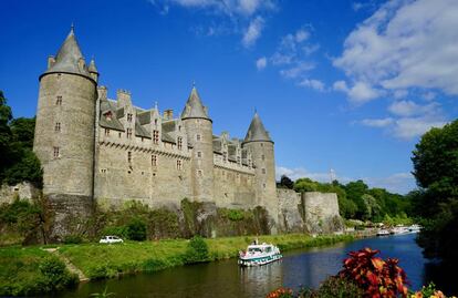 Los cruceros fluviales por el canal de Nantes-Brest se detienen junto al castillo de Josselino.