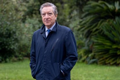 Iñaki Gabilondo, premio Ondas Especial de la Organización, en los jardines del Palacete Albéniz de Barcelona, en noviembre de 2021.