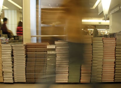 Libros apilados en una de las tiendas de una cadena de librerías. El año pasado se publicaron en España 72.982 títulos.