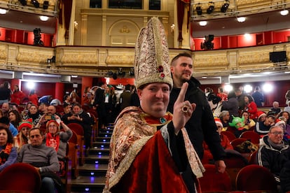 Un hombre disfrazado asiste en el Teatro Real de Madrid al sorteo de Navidad, este viernes.