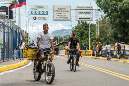 Ciudadanos cruzan por el puente Francisco de Paula Santander en la frontera entre Colombia y Venezuela, el 25 de septiembre.