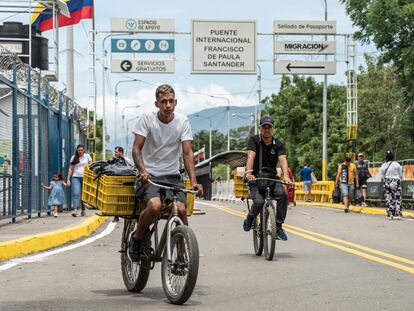 Ciudadanos cruzan por el puente Francisco de Paula Santander en la frontera entre Colombia y Venezuela, el 25 de septiembre.