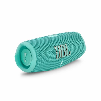 El Charge 5 es la nueva incorporación de JBL, un altavoz Bluetooth portátil resistente al agua y al polvo. Para poder disfrutar de la música sin límites, cuenta con 20 horas de reproducción y un banco de batería incorporado; además, el dispositivo se puede cargar fácilmente a través de un puerto de carga sin interrumpir la melodía. Integra el sistema JBL PartyBoost, mediante el que los usuarios pueden conectar el altavoz a otros dispositivos compatibles para amplificar el sonido. Precio: 179,99 euros.