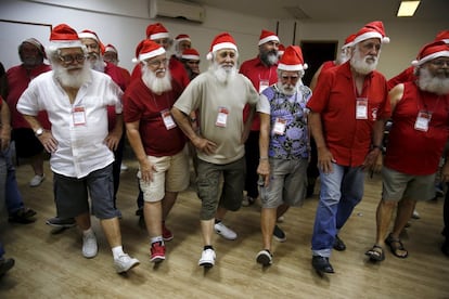 Aspirantes a Papá Noel en bermudas durante las actividades de la escuela.