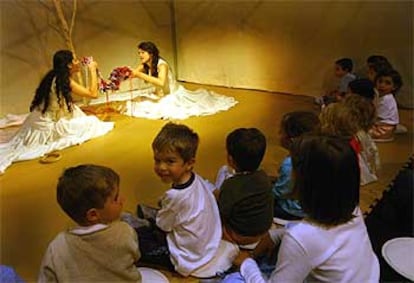 Un momento de la representación de la obra para niños de hasta tres años en el Teatro de Benicàssim, ayer.