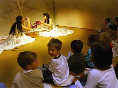 Un momento de la representación de la obra para niños de hasta tres años en el Teatro de Benicàssim, ayer.