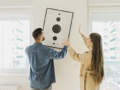 Colgar cuadros, por ejemplo, es una de las tareas que facilita este nivel láser. GETTY IMAGES.