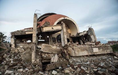 Iglesia de Tell Nasri destruida con explosivos por el ISIS durante su avance en el noreste de Siria.