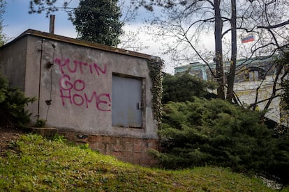 Pintada contra Putin en los alrededores de la Embajada de Rusia en Praga, este miércoles. 