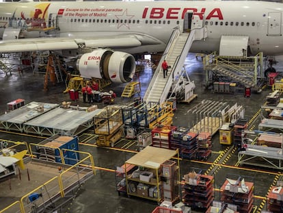 Operarios de Iberia trabajaban el 25 de noviembre en la revisión del Airbus 330 Buenos Aires en el hangar 6 de La Muñoza.
