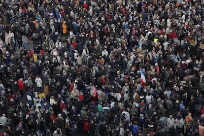 Centenares de personas durante la manifestación en la plaza de la República de París, este domingo. Entre los convocantes están el semanario satírico 'Charlie Hebdo', SOS Racismo y los sindicatos de la enseñanza.