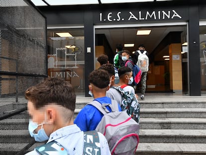 Menores marroquíes llegados en mayo a Ceuta entran a clase el pasado día 15 en la ciudad autónoma.