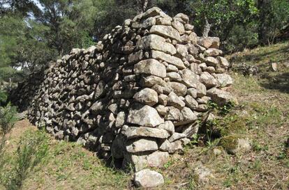Estructura de piedra seca del siglo XVIII vinculadas con el cultivo de la viña.