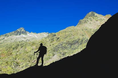 La sierra de Gredos se extiende por Castilla y León, Extremadura y Madrid. En su interior alberga zonas erosionadas por las lenguas de hielo que descendían de las montañas formando circos. El mayor de ellos, a 2.000 metros de altura, destaca por el marco en el que se encuadra, con la laguna Grande y el pico Almanzor (2.592 metros), el más alto de la sierra. En esta área concreta apenas hay vegetación, no así en el resto del sistema montañoso, aunque sí es hábitat de la cabra hispánica. www.patrimonionatural.org