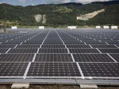 Vista de una planta de paneles fotovoltaicos. EFE/Archivo