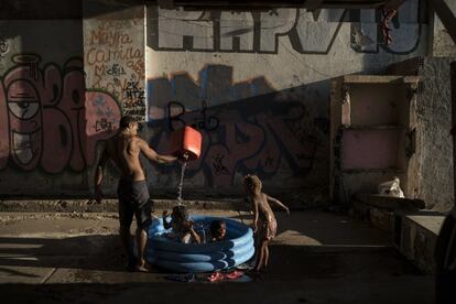 Los ingresos no laborales, incluidos los programas sociales como Bolsa Familia, contribuyeron en casi un 60% a la reducción del número de personas que vivían en la pobreza extrema durante la década del boom económico de Brasil, según asegura Emmanuel Skoufias, economista del Banco Mundial y una de las autoras del informe sobre los "nuevos pobres" de Brasil.