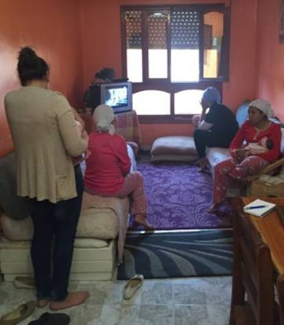 Varias madres solteras, en el centro de acogida en Tánger de la ONG 100% Mamans, el martes 26 de abril.