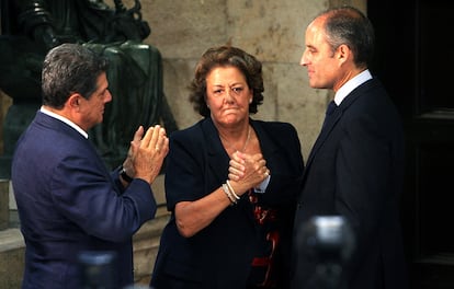 Rita Barbera y Federico Trillo acompañan al presidente de la Generalitat Valenciana, Francisco Camps, tras su dimisión por el caso Gürtel, en julio de 2011.