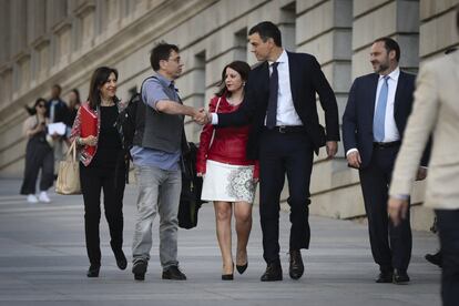 Juan Carlos Monedero estrecha la mano con Pedro Sánchez antes del segundo día de debate de moción de censura en la que Sánchez es candidato.