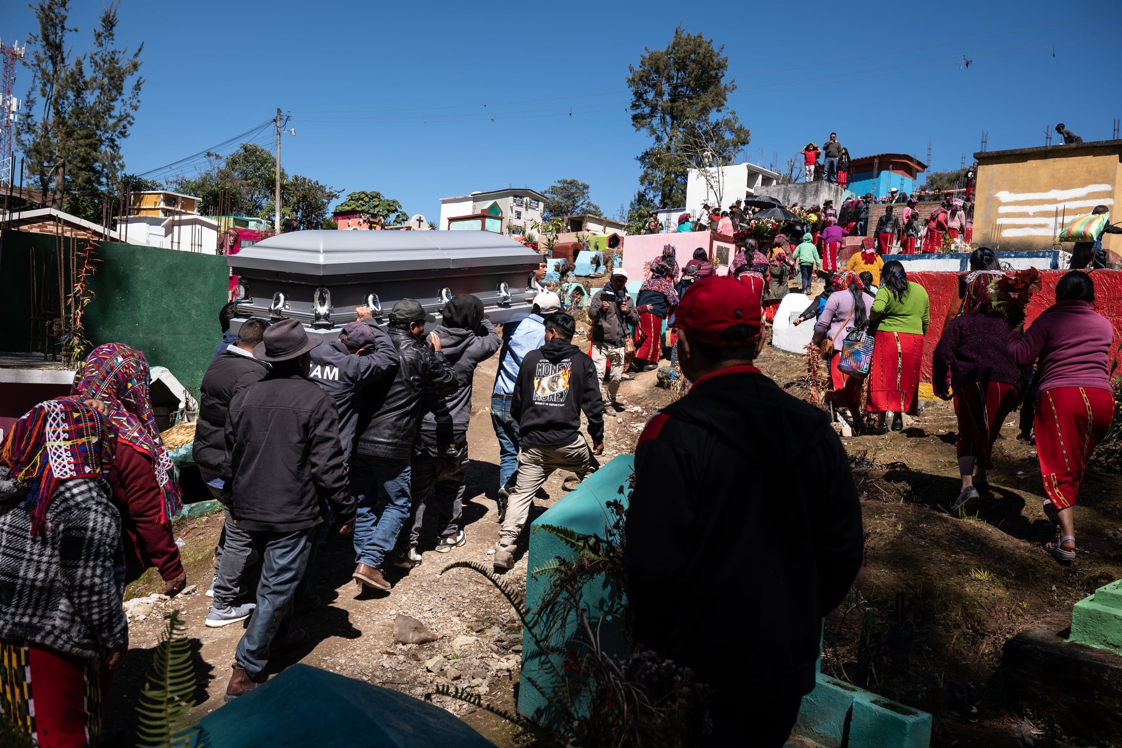 Familiares cargan el ataúd de Miguel Raymundo Raymundo durante su entierro en el cementerio de Nebaj, en Nebaj, Guatemala, el 2 de febrero de 2026.