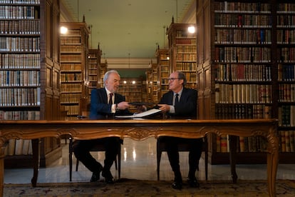 El defensor del pueblo, Ángel Gabilondo, y el director de la Real Academia Española, Santiago Muñoz Machado, firmaron ayer un convenio para fomentar el uso de un lenguaje claro y accesible en las Administraciones públicas, sin barreras por edad o formación. La RAE realizará auditorías lingüísticas, mientras el Defensor se compromete a supervisar el uso del lenguaje en las comunicaciones con los ciudadanos.