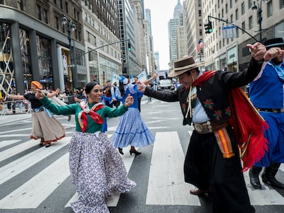Participantes del desfile del Día de la Hispanidad bailan en la Quinta Avenida de Nueva York, en 2019.