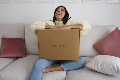 Lola Ribas, fundadora de Ouh Lo Là, con una caja de su marca.