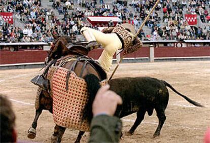 Uno de los lances que se produjeron durante la suerte de varas del cuarto novillo.