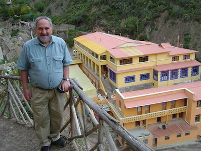 Alfonso Pedrajas, el sacerdote jesuita acusado de violación, en el balneario de Urmiri (Bolivia), pocos años antes de morir.