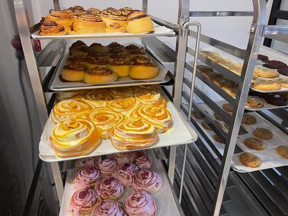 Los rollos de canela recién hechos de Salt in Cake en su local de La Latina, en Madrid.